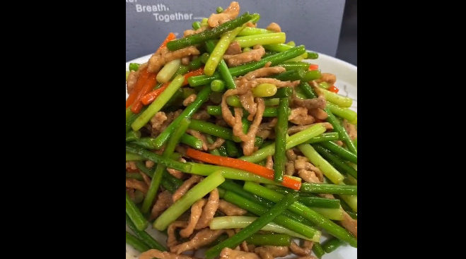 【蒜苔炒肉丝】做法简单...